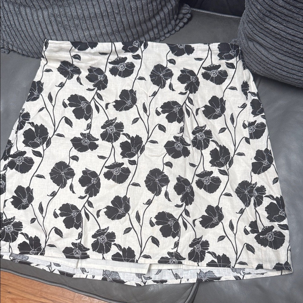 Gap Floral Black and White Women's mini Skirt